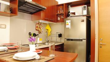 City Apartment, 1 Bedroom, City View | Private kitchen | Full-size fridge, microwave, oven, stovetop
