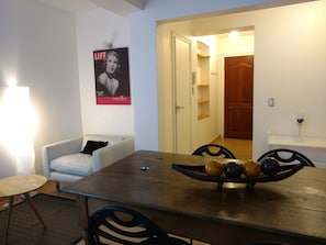 Apartamento, 2 quartos | Área de estar | TV de tela plana