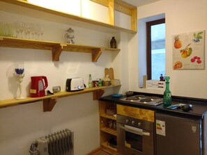 Apartamento, 2 quartos | Cozinha privada | Geladeira, micro-ondas, fogão, cooktop