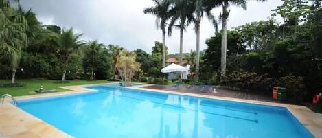 Una piscina al aire libre