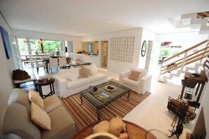 Maison, plusieurs lits, non-fumeurs | Salle de séjour | Télévision, cheminée