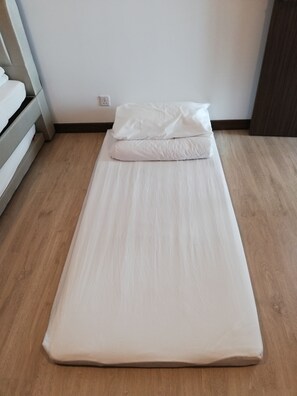 2 bedrooms, desk, iron/ironing board, WiFi