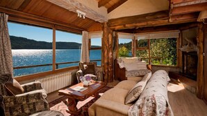 Deluxe Cottage, Lake View (Arrayanes) | Living area
