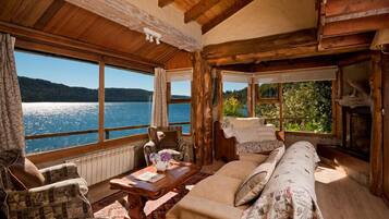 Deluxe Cottage, Lake View (Arrayanes) | Ruang tamu | TV skrin rata, pendiangan