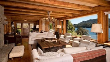 Grand House, 4 Bedrooms, Lake View | Ruang tamu | TV skrin rata, pendiangan