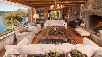 Grand House, 4 Bedrooms, Lake View | Ruang tamu | TV skrin rata, pendiangan