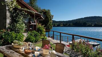 Deluxe Cottage, Lake View (Arrayanes) | Terrace/patio