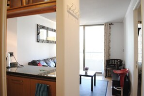 Economy Apartment, 1 King Bed, Non Smoking | Private kitchen | Fridge, microwave, stovetop, electric kettle - Apartamento Living Montt (Santiago)