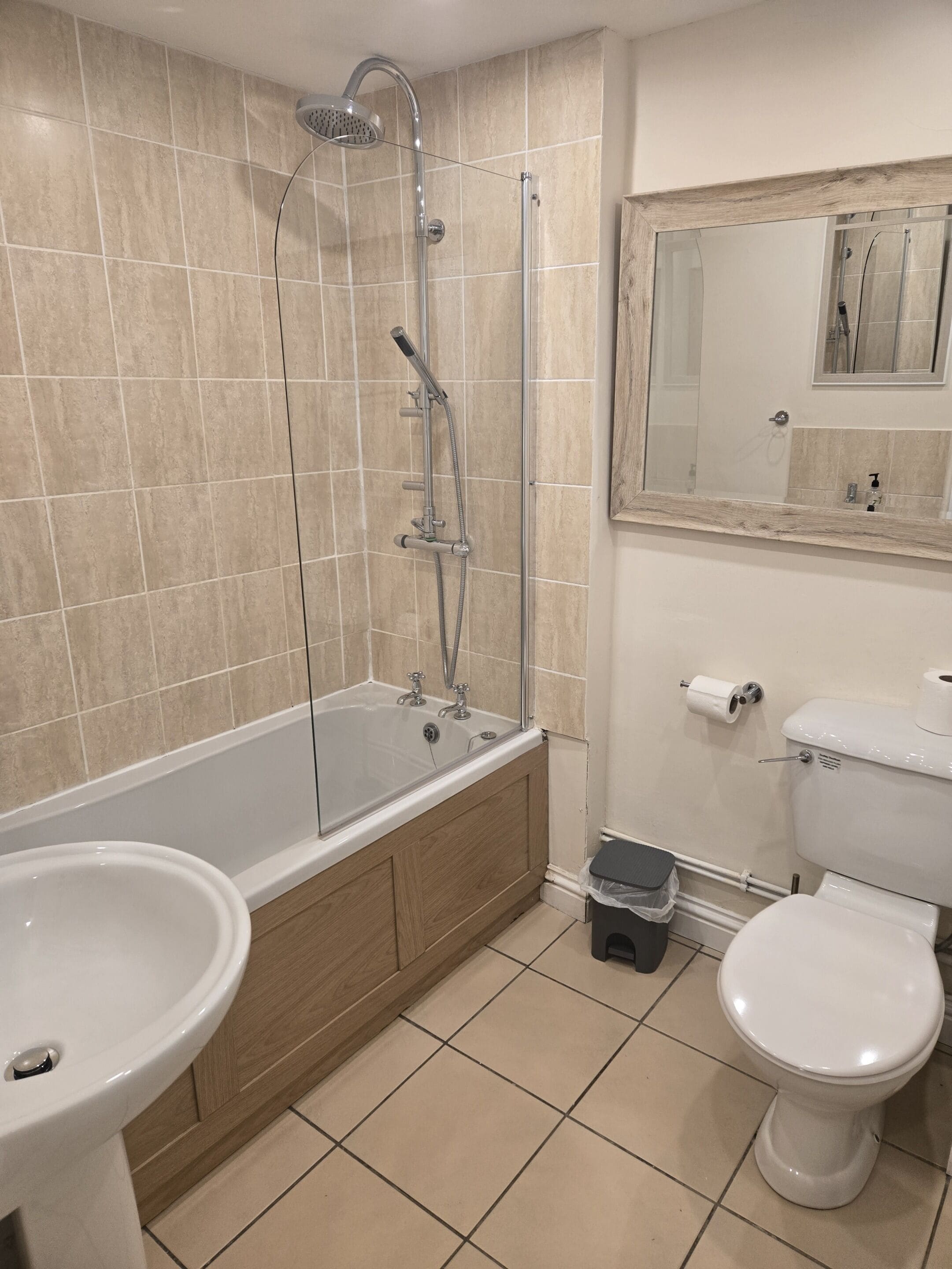 Une salle de bain avec une baignoire, un lavabo, des toilettes et une douche.
