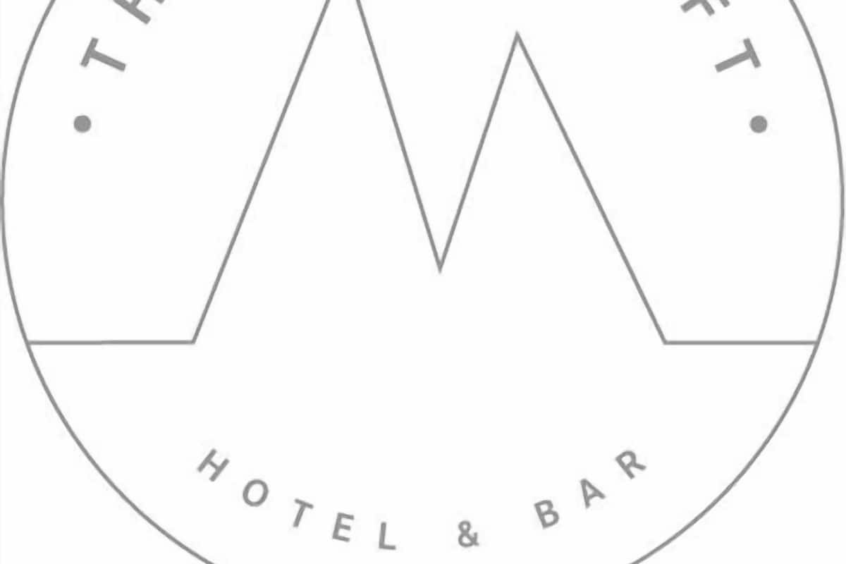 Logosuunnitelma hotelli-ravintola-kompleksille nimeltä ”The Millcroft Hotel & Bar”, jossa on vuorimaista muotoilua.