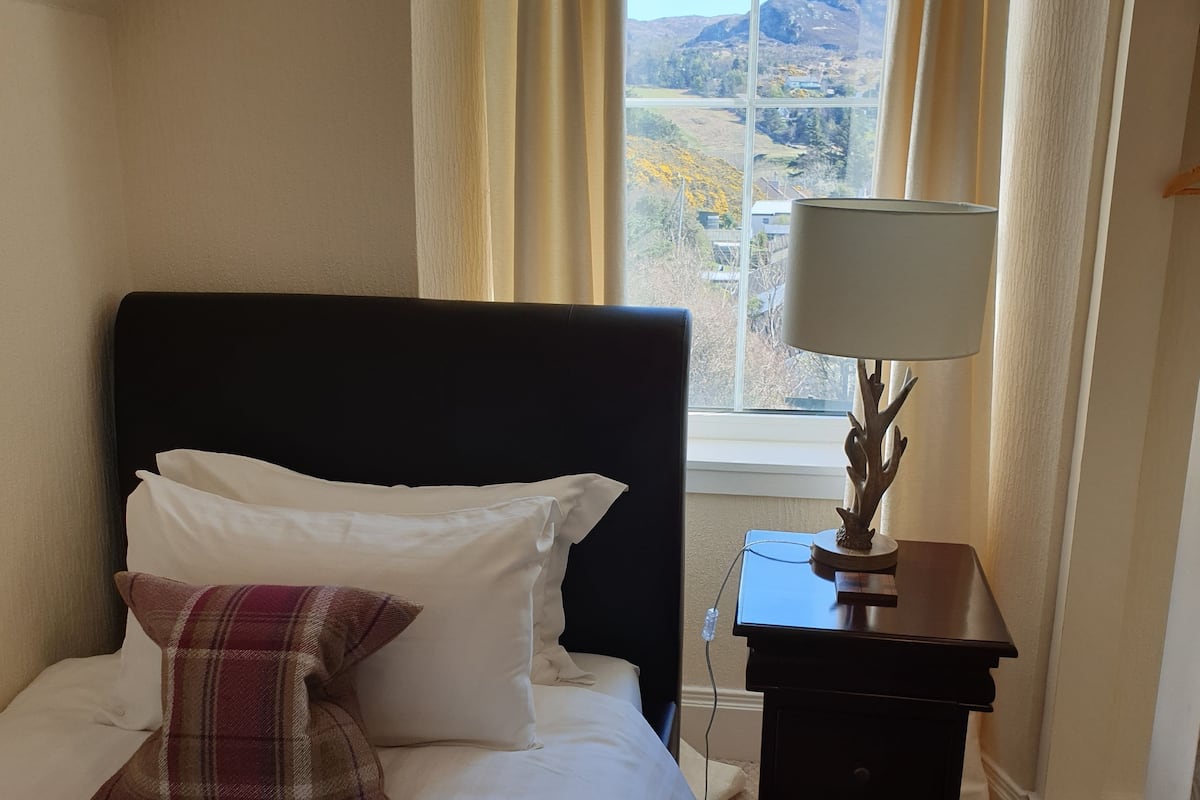Standaard eenpersoonskamer, en-suite badkamer, uitzicht op bergen (Single Room Small) | 1 slaapkamer