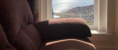 Suite Familiale, salle de bains privée, vue partielle sur la mer (double bedroom) | Bar lounge