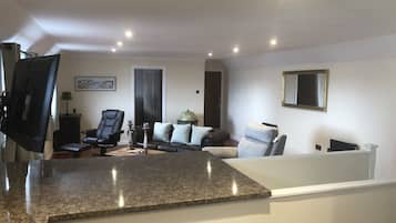 Suite Supérieure, salle de bains privée (Sea View ) | Bar lounge