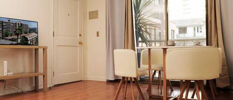 Appartement, 1 slaapkamer, niet-roken | Dineren op de kamer