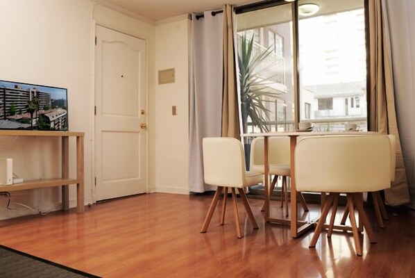 Apartment, 1 Bedroom, Non Smoking | In-room dining