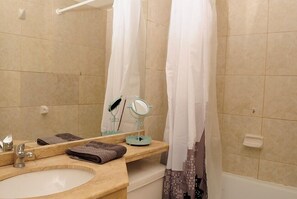 Apartment, 1 Bedroom, Non Smoking | Bathroom | Combined shower/tub, deep soaking tub, hair dryer, towels - Apartamento Living Pastene (Santiago)