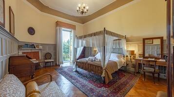 13 chambres, coffres-forts dans les chambres, bureau