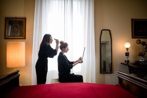 13 Schlafzimmer, Zimmersafe, Schreibtisch, Bügeleisen/Bügelbrett