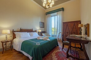 13 عدّة غرف نوم وخزنة داخل الغرفة ومكتب ومكواة/لوح كي