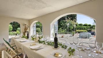 Outdoor dining