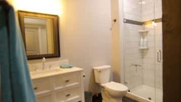 Signature Studio Suite, 1 King Bed, Non Smoking, City View | Bathroom | Shower, hair dryer, towels