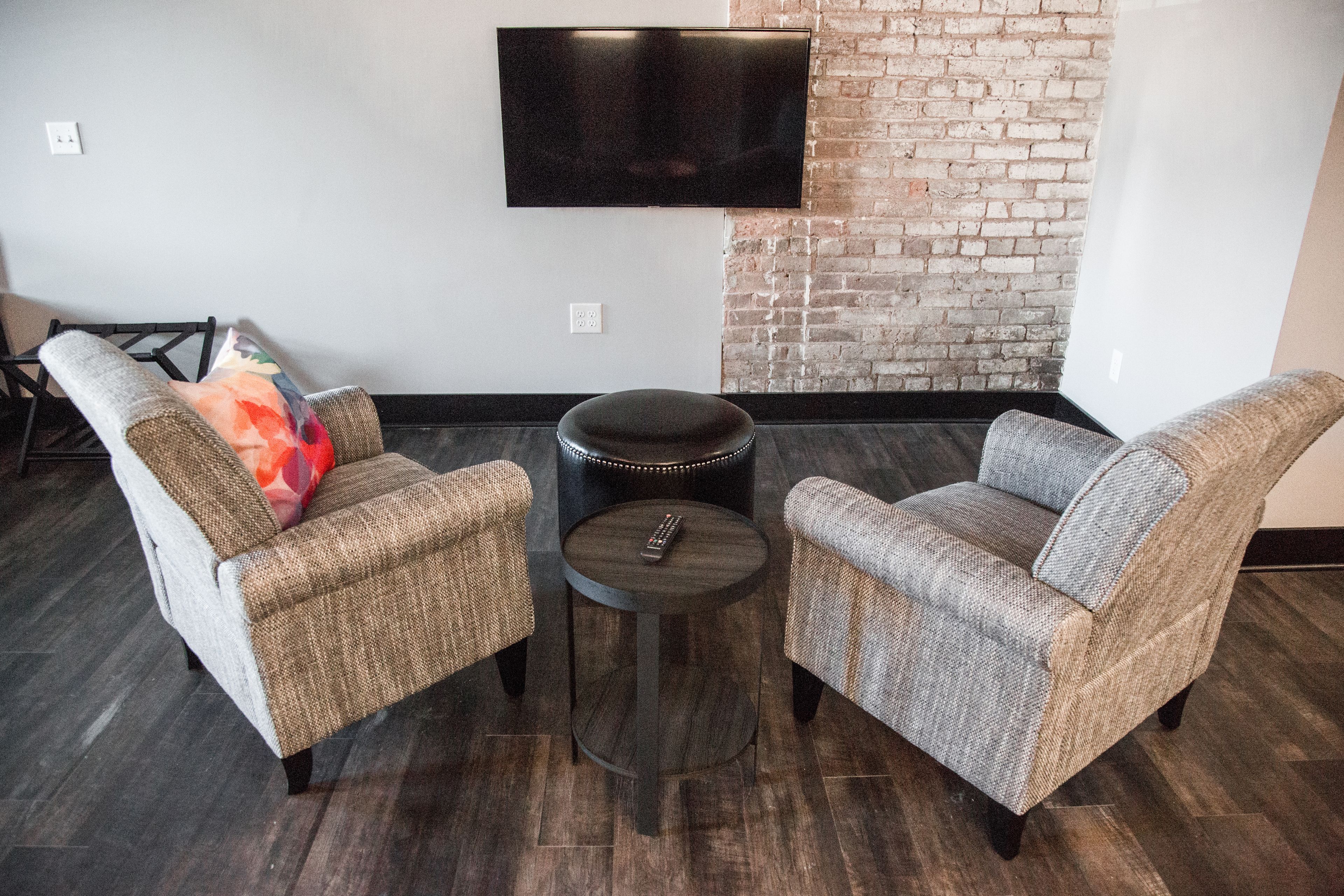 signature studio suite, 1 king bed, non smoking, city view | living area | flat-screen tv, netflix