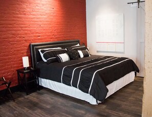 Signature Studio Suite, 1 King Bed, Non Smoking, City View | 1 bedroom, premium bedding, individually decorated - Gibson's Warehouse (Staunton)