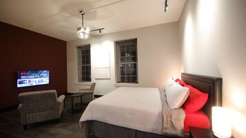 Signature Studio Suite, 1 King Bed, Non Smoking, City View | 1 bedroom, premium bedding, individually decorated