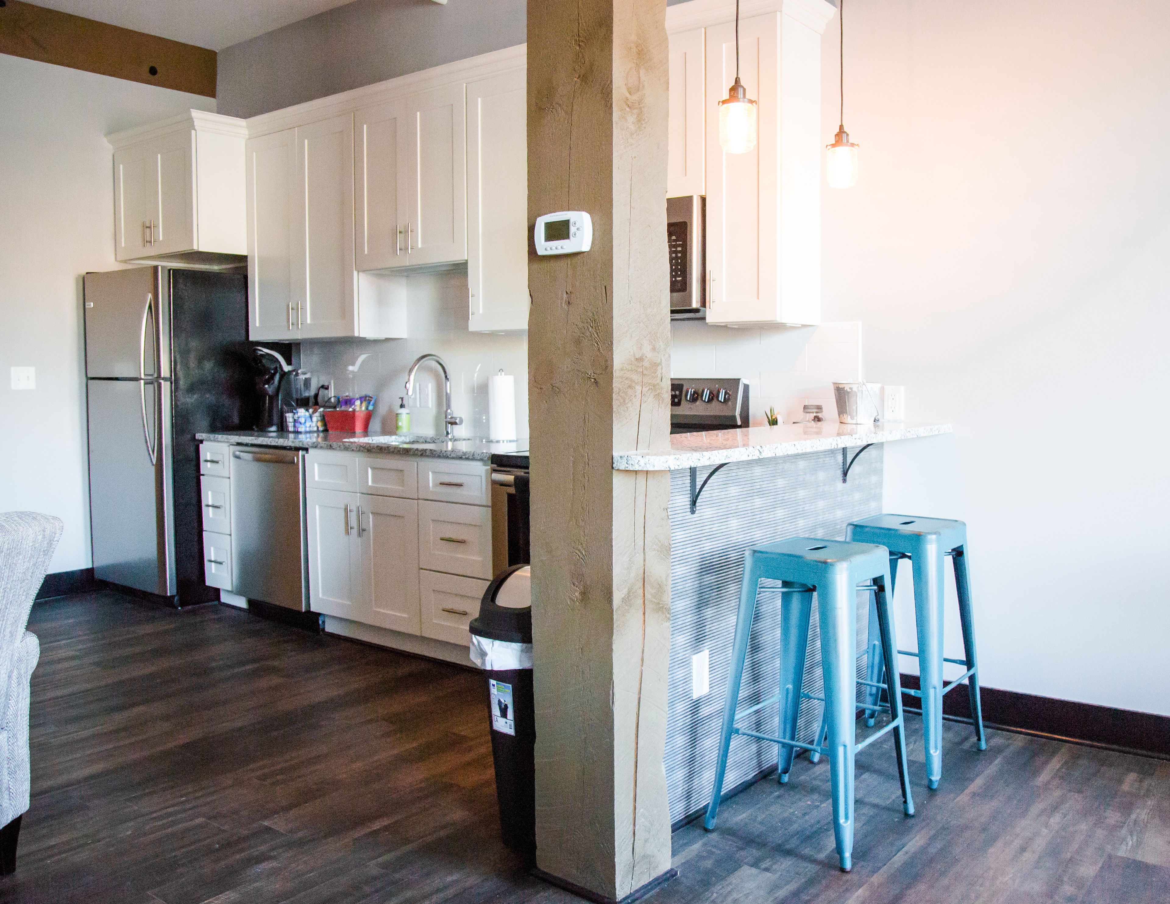 signature studio suite, 1 king bed, non smoking, city view | in-room dining