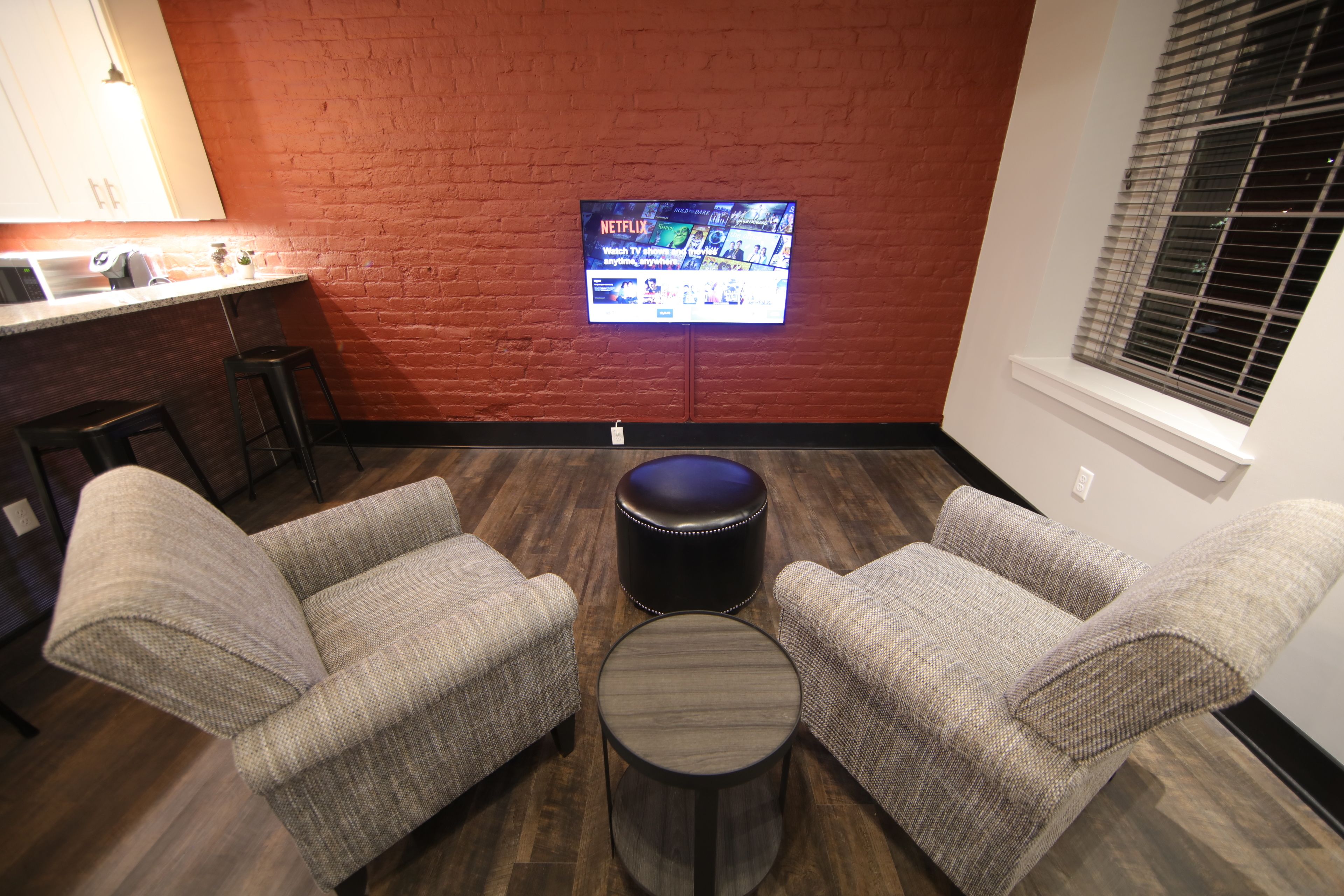 signature studio suite, 1 king bed, non smoking, city view | living area | flat-screen tv, netflix