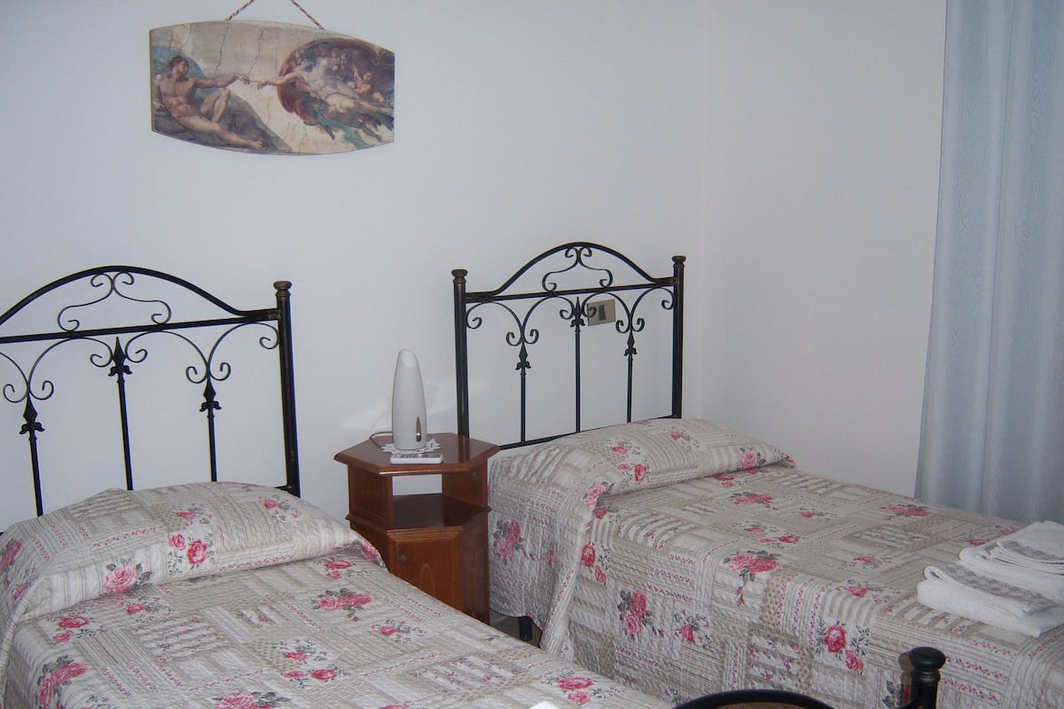 Suite tradicional, varias camas, para no fumadores, vista parcial al mar | 1 habitación y wifi gratis