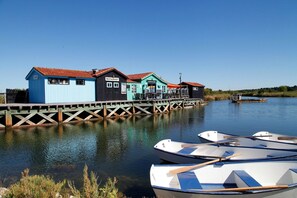 Une propriété située au bord de l’eau, comprenant un café, un restaurant et une jetée qui s’avance dans l’eau.