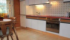 Een koelkast, een oven, een vaatwasser, een kinderstoel