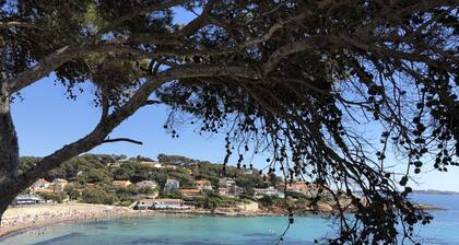 Sanary, exceptional sea view! In large new T2 villa 20 meters from the beach