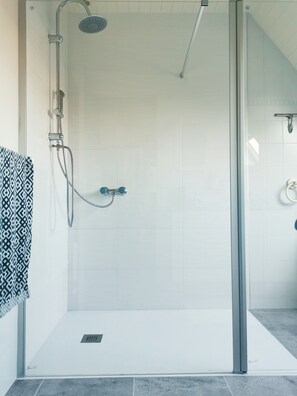 Combined shower/tub - residential house center town (sizun)