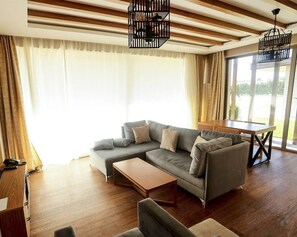 Villa de lujo, 2 habitaciones, balcón | Sala de estar | Televisión de pantalla plana 