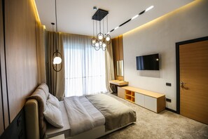Deluxe suite, 1 kingsize bed, balkon | Een bureau, babybedden, extra bedden, gratis wifi