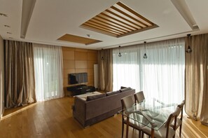 Villa de lujo, 1 habitación, balcón | Área de sala de estar | Televisión de pantalla plana 