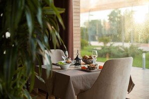 Free daily buffet breakfast