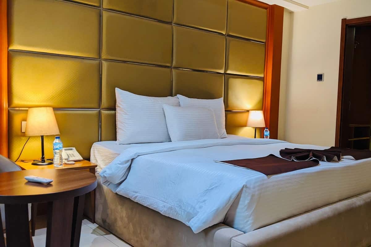 Biancheria da letto di alta qualità, cassaforte in camera, una scrivania