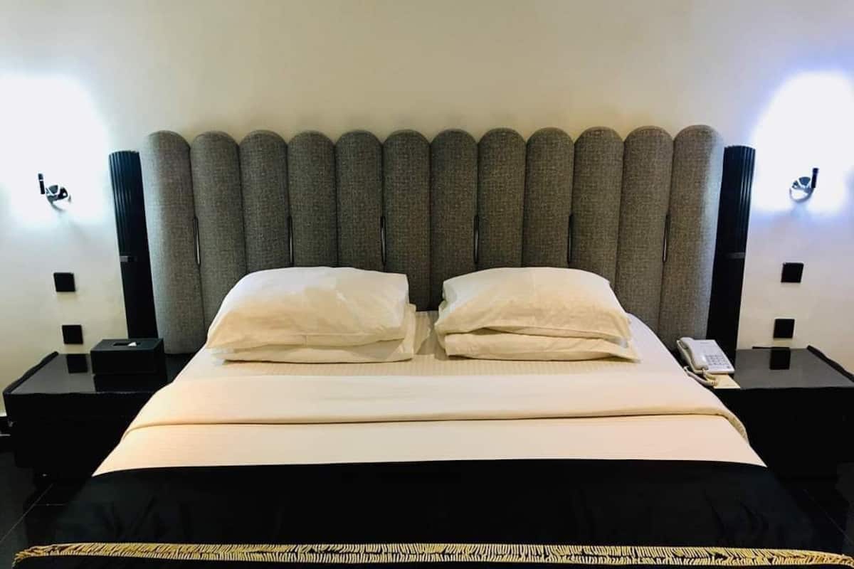 Biancheria da letto di alta qualità, cassaforte in camera, una scrivania
