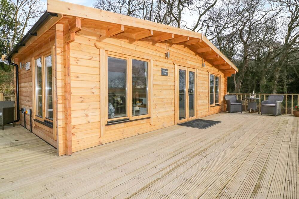 LITTLE ORCHARD LODGE, romantic, luxury holiday cottage in Goonhavern