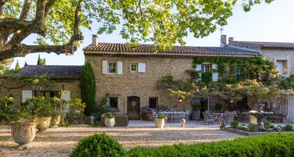 CHARMING AND STANDING RENTAL IN PROVENCE
In the heart of a family estate