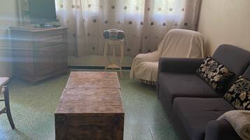 TV, DVD-spiller, bøker og stereoanlegg