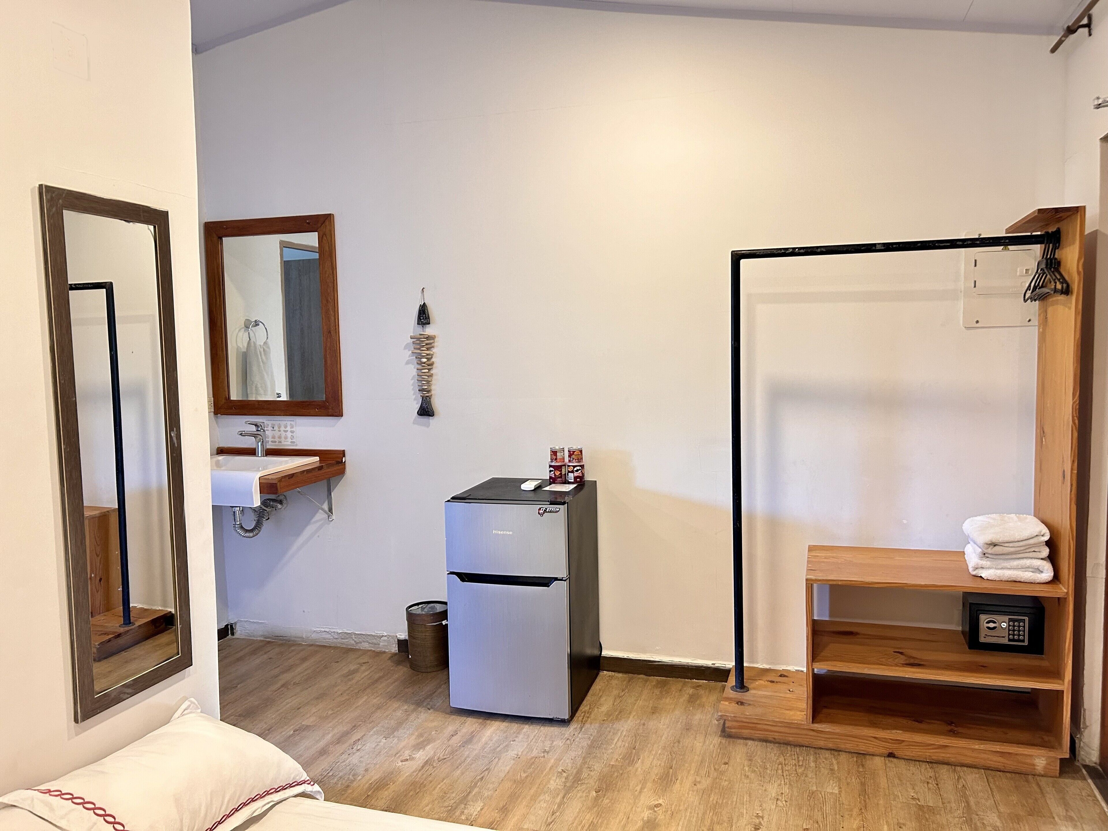 family room | 1 bedroom, in-room safe, bed sheets