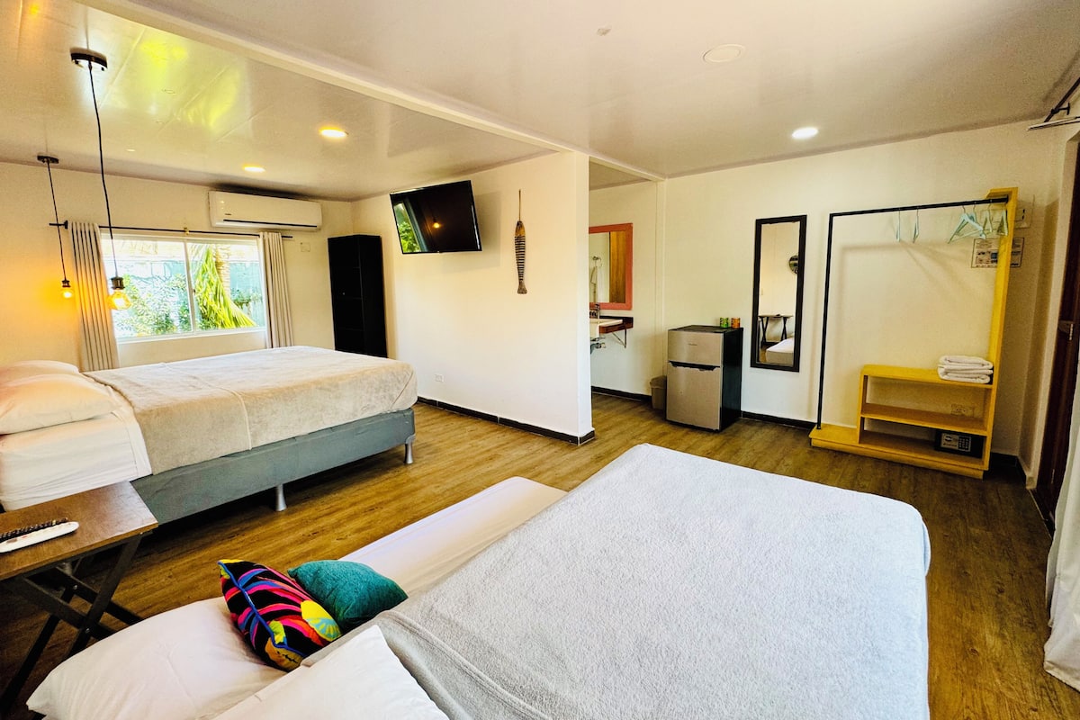 family quadruple room | 1 bedroom, in-room safe, bed sheets