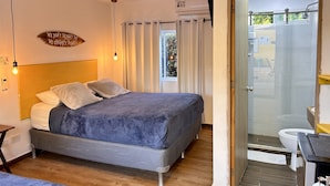 Un dormitorio moderno con cama, mesita de noche y ventana con cortinas.