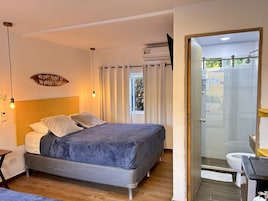 Basic Triple Room | In-room safe, bed sheets