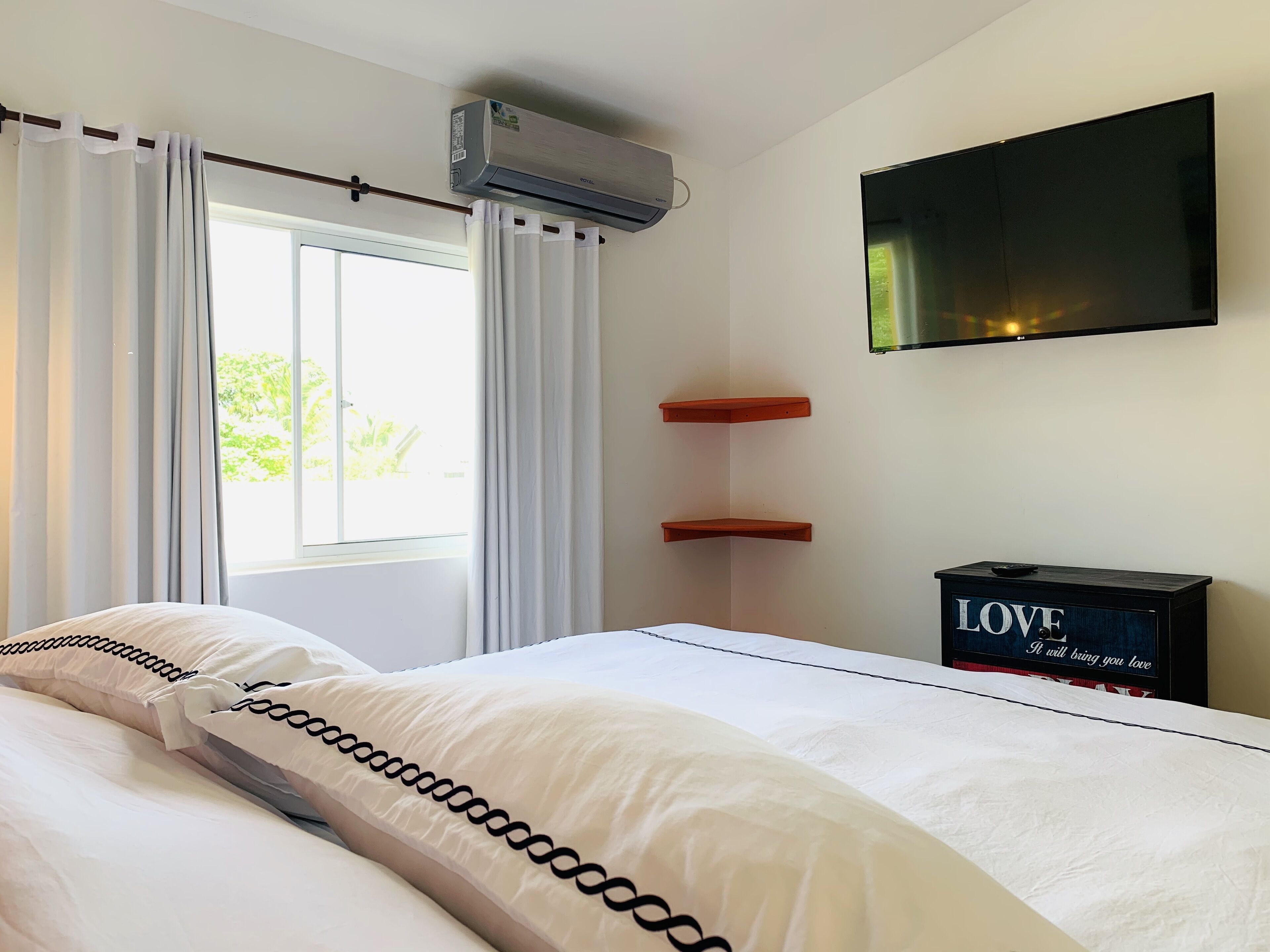 family room | 1 bedroom, in-room safe, bed sheets