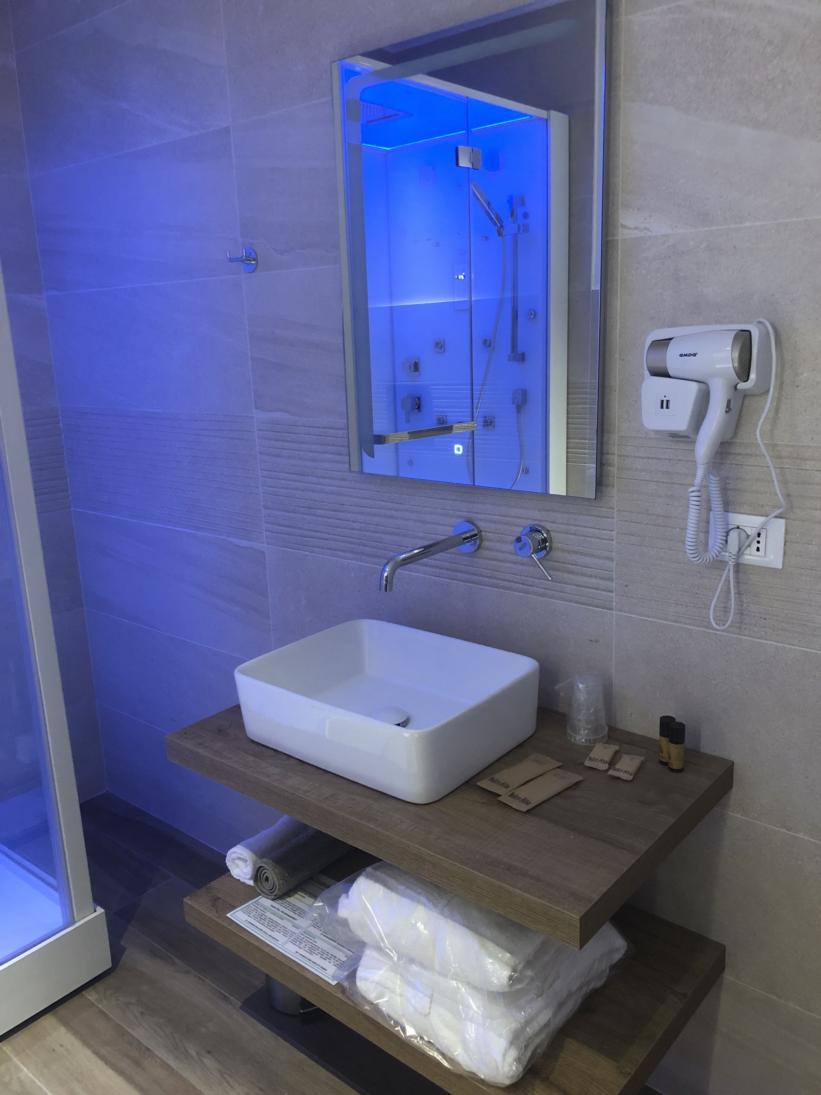 superior room, 1 king bed, pool view, poolside | bathroom | free toiletries, hair dryer, bathrobes, bidet